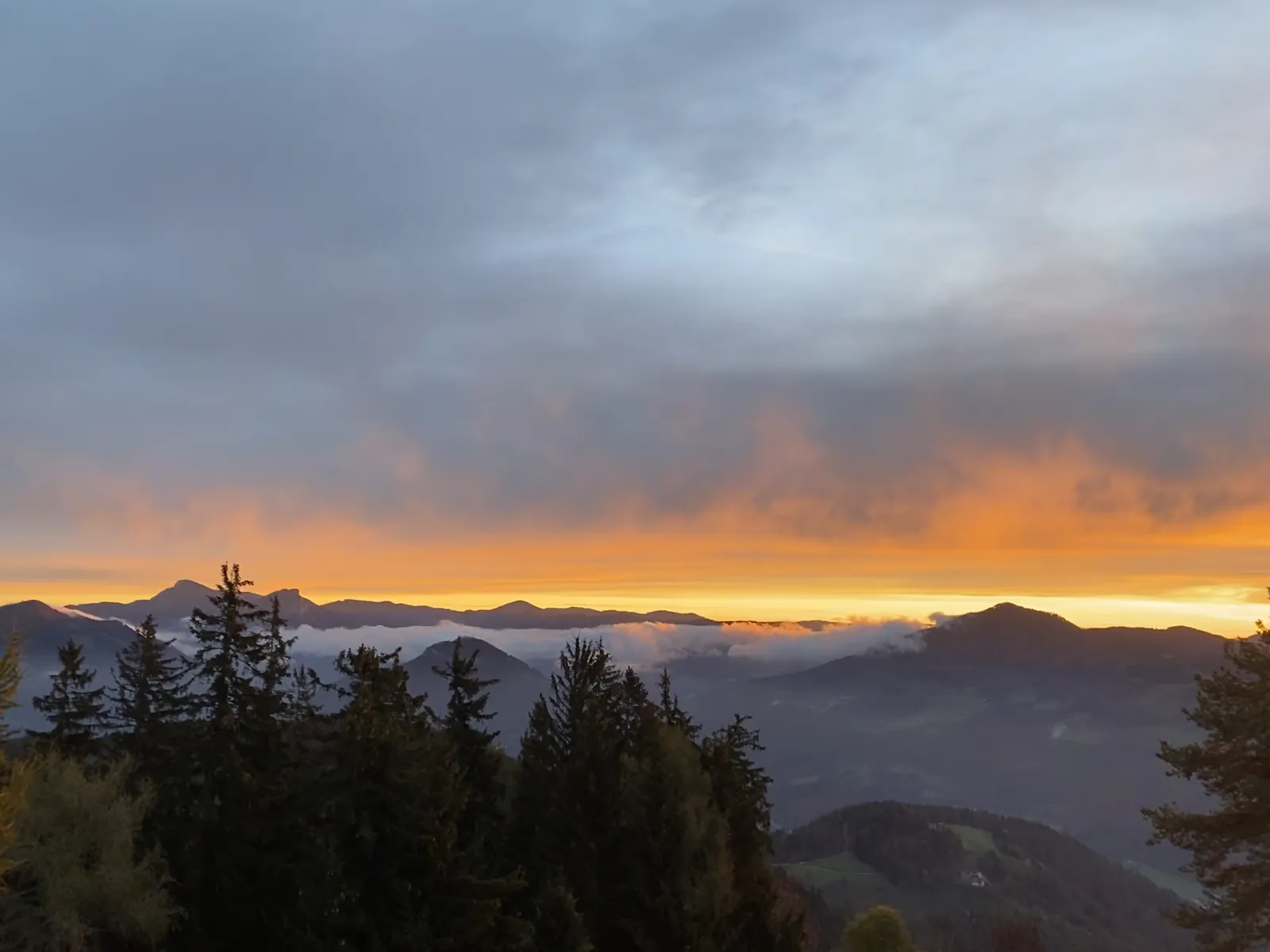 Sonnenaufgang über den Bergen